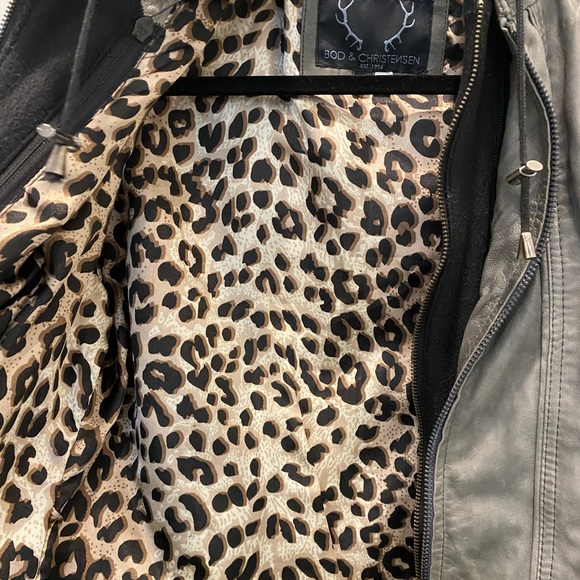 Grey leather jacket with removable black hood - Picture 4 of 5